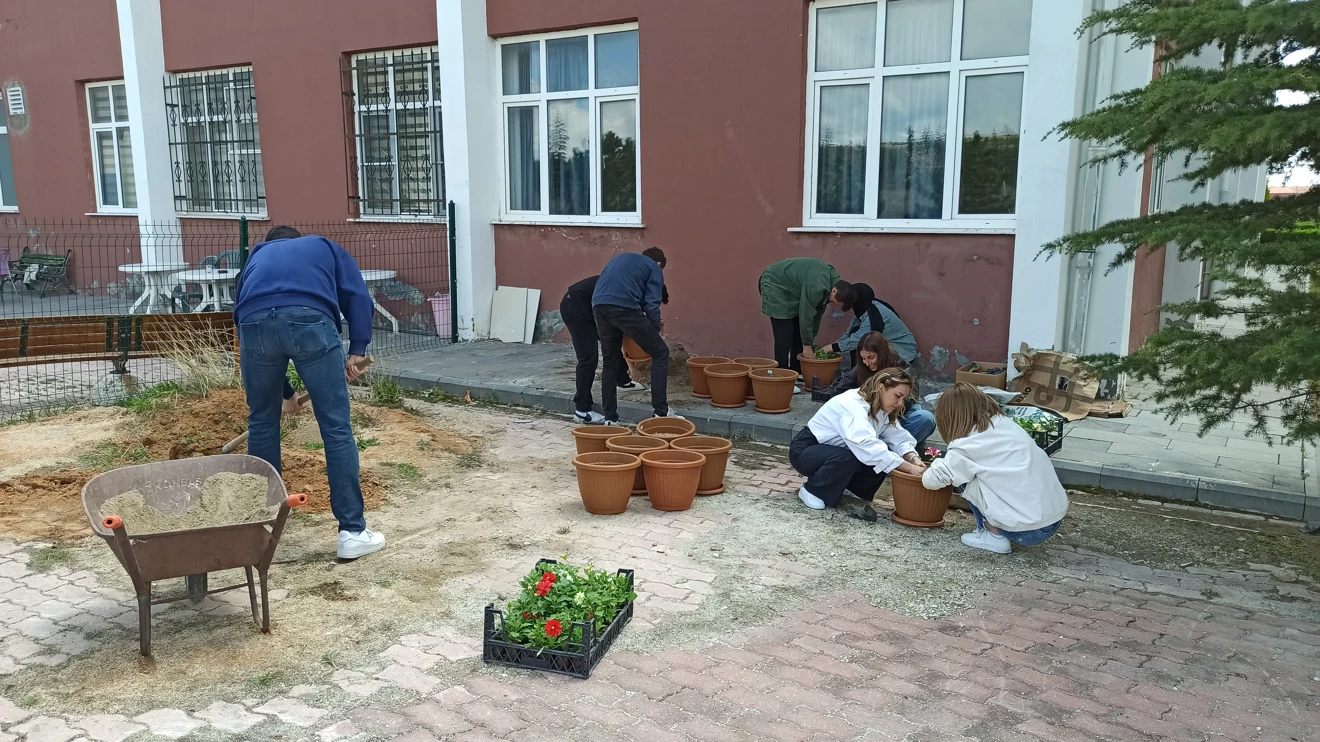 Sivil Havacılık Yüksekokulu'nda Çiçek Dikme Etkinliği